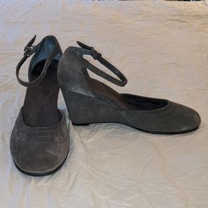 Aerosoles gray suede wedges